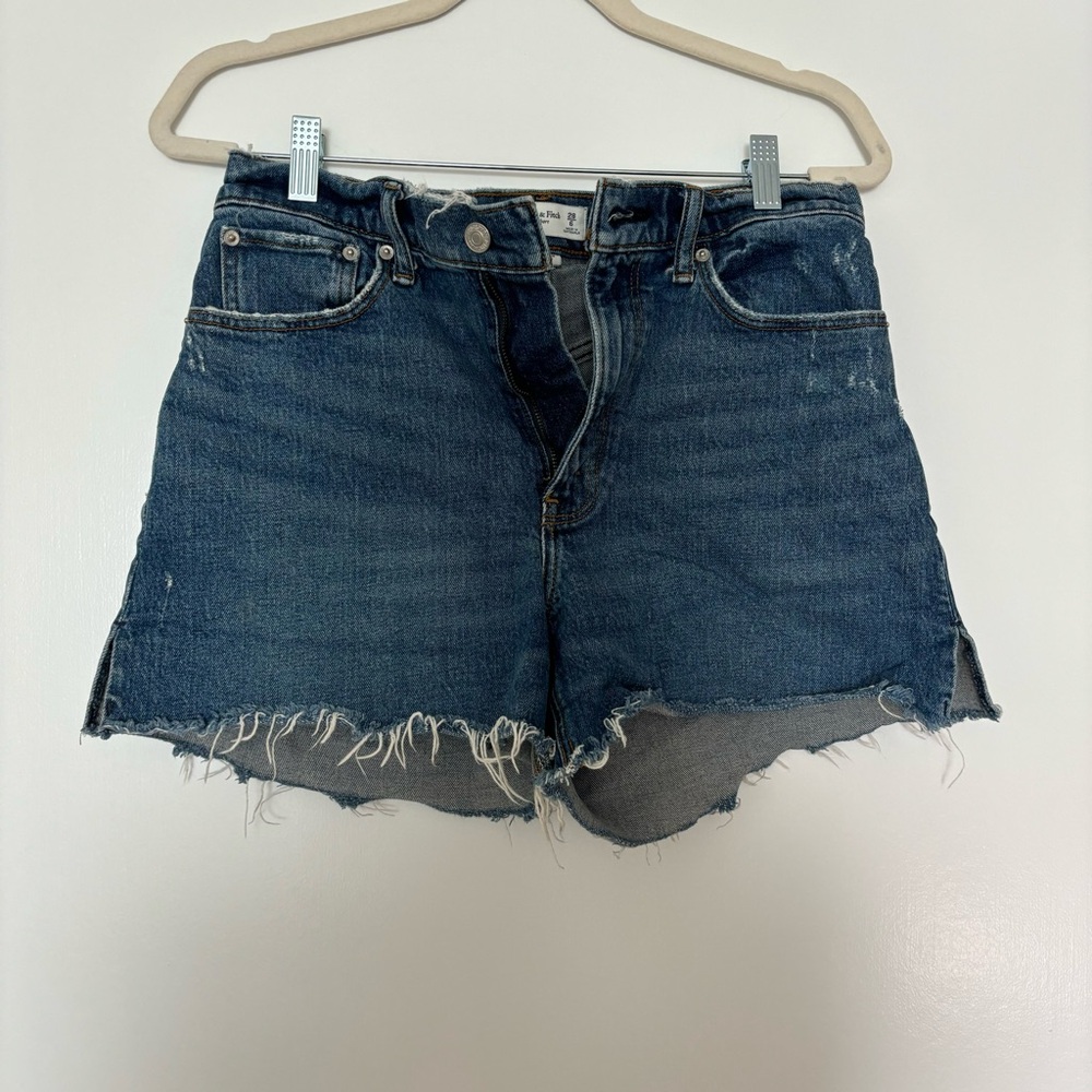A&F The 4” Mom Short High Rise Curve Love in Medium